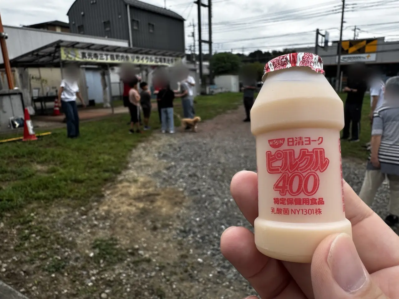体操後に配られた乳酸菌飲料と参加者