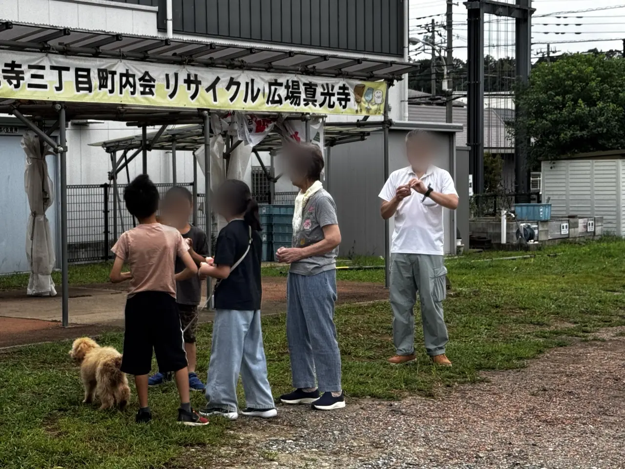 大人と子どもと犬が体操後に交流する様子