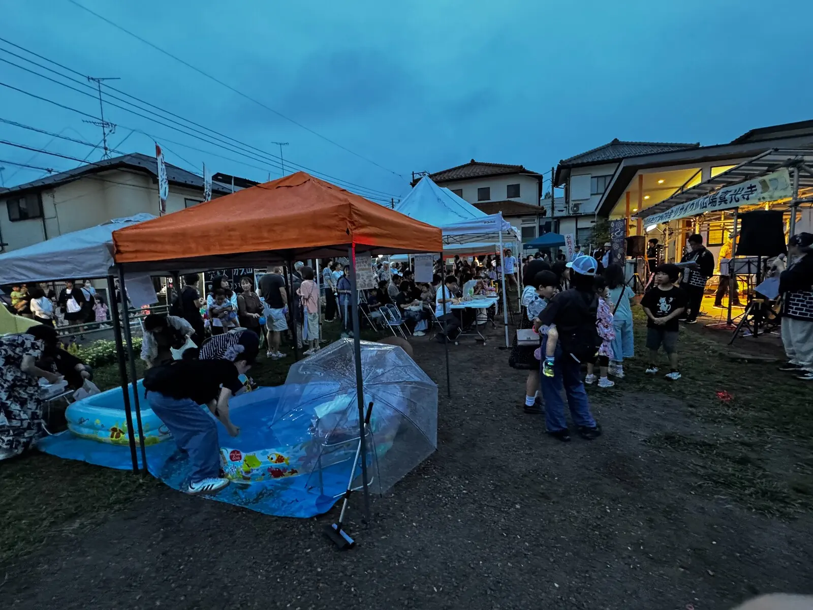 夕暮れ時、多くの来場者でにぎわう夕涼み会会場