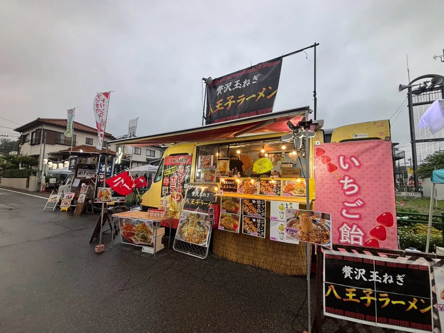 キッチンカーが並ぶ夕涼み会会場