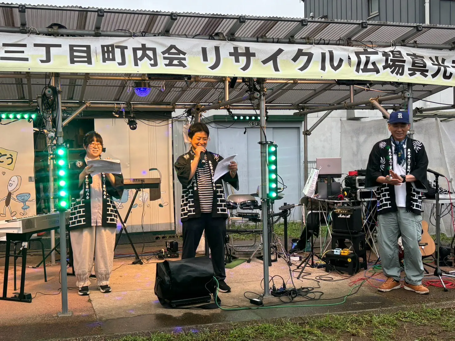 雨の中で盛り上がる夕涼み会のライブステージ