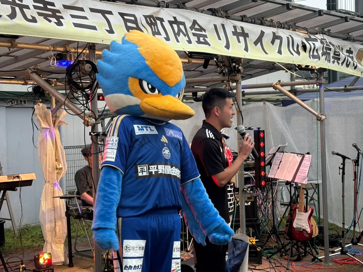 ステージに登場したFC町田ゼルビアのゼルビー