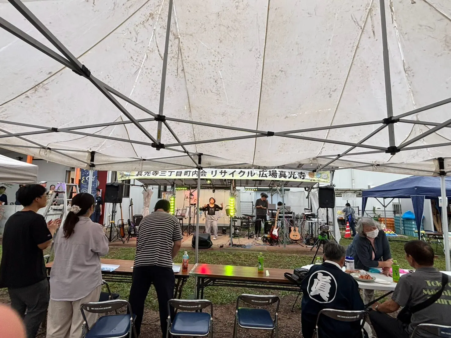 テントの下からステージを楽しむ夕涼み会会場